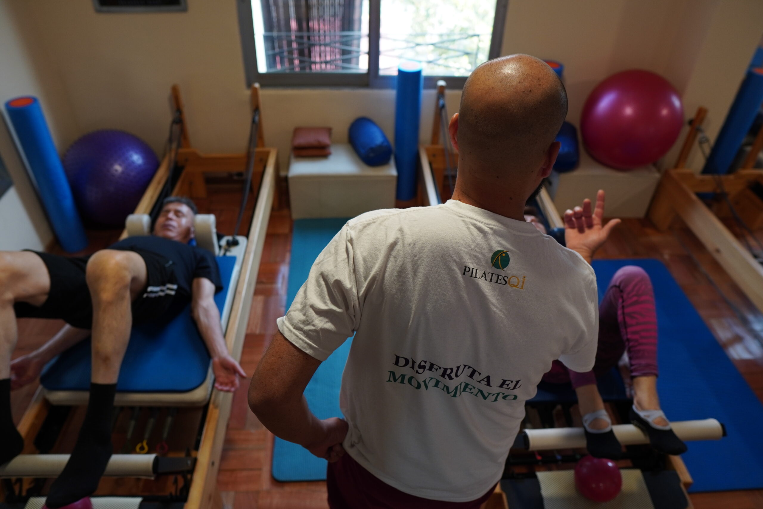 Instructor de Pilates Qi supervisando una clase reducida