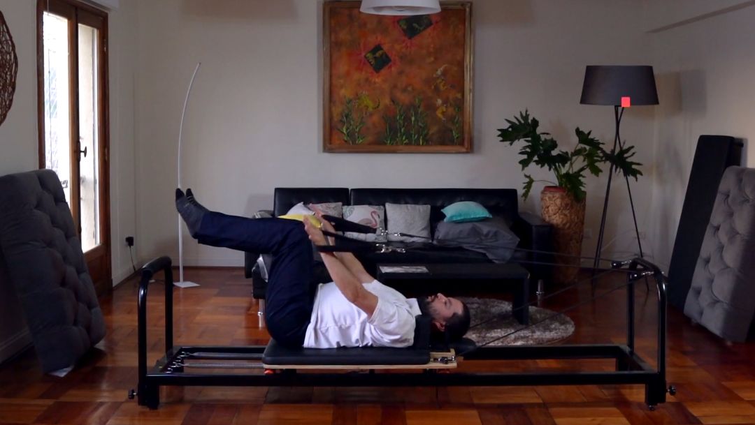 Práctica de Pilates con Reformer en el hogar